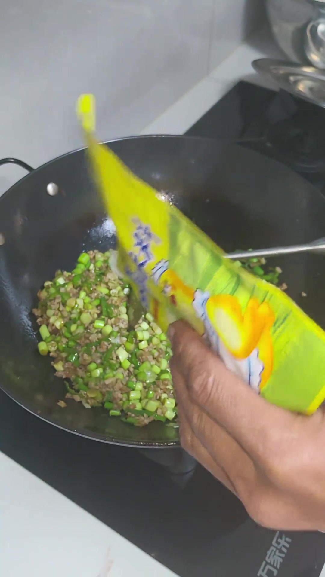 幸福其实很简单:给家人烧可口饭菜,孩子吃得津津有味,一家人有