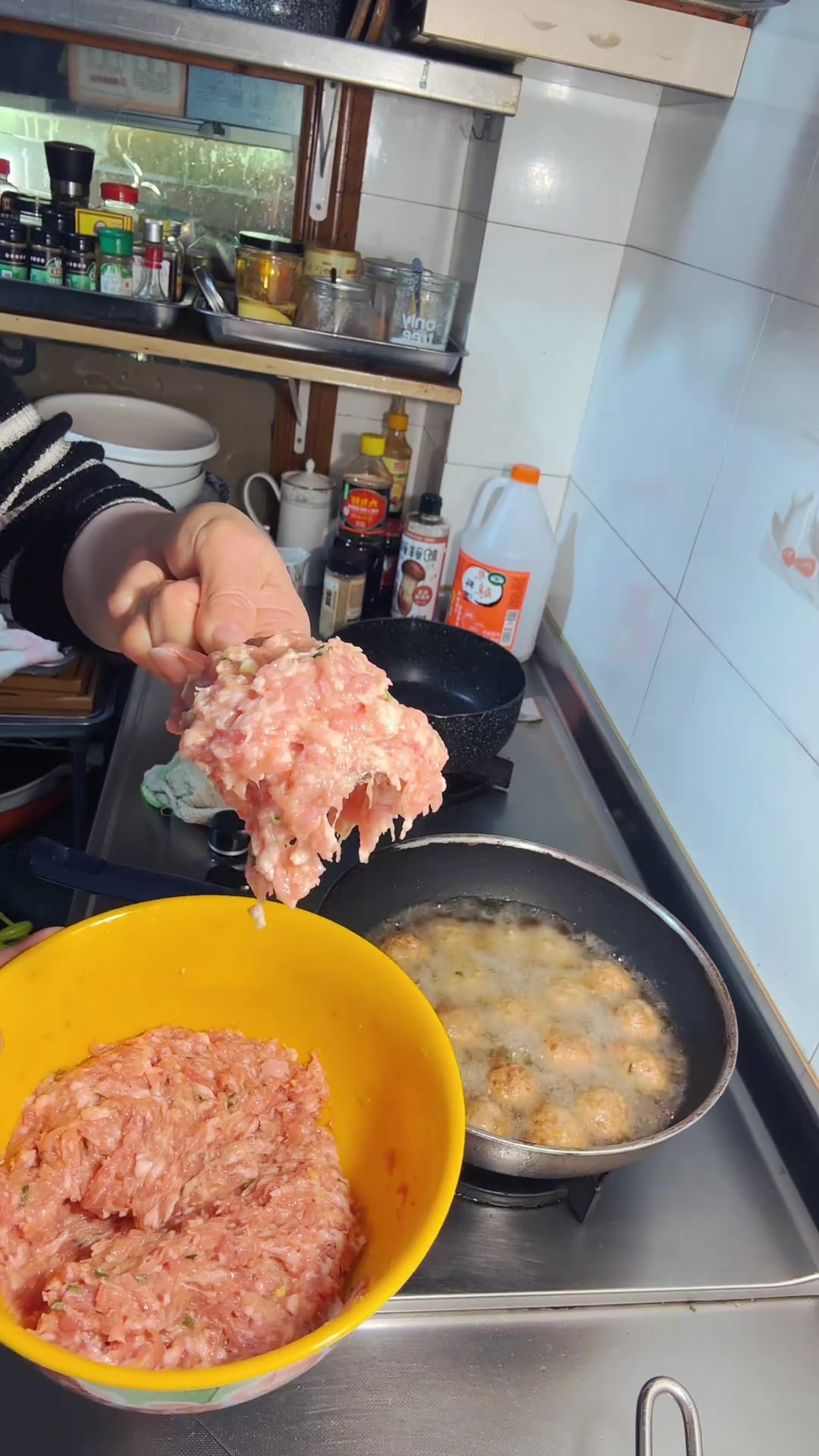 在家做肉圆，可烧大白菜、三鲜汤