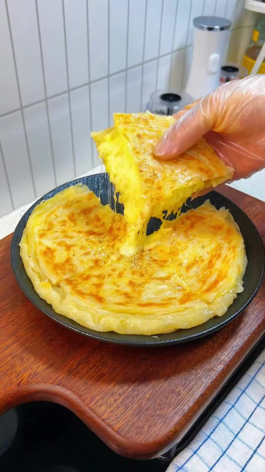 解锁手抓饼新吃法:爆浆榴莲芝士披萨