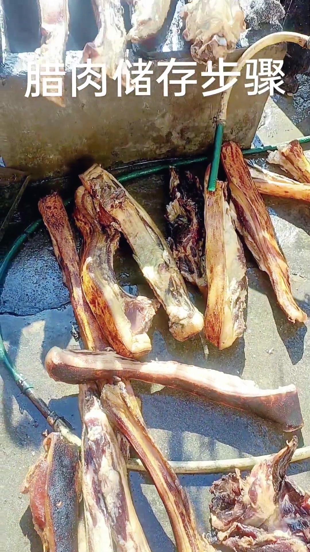 腊肉储存方法:烧皮刮净、洗净晾干、真空冷藏