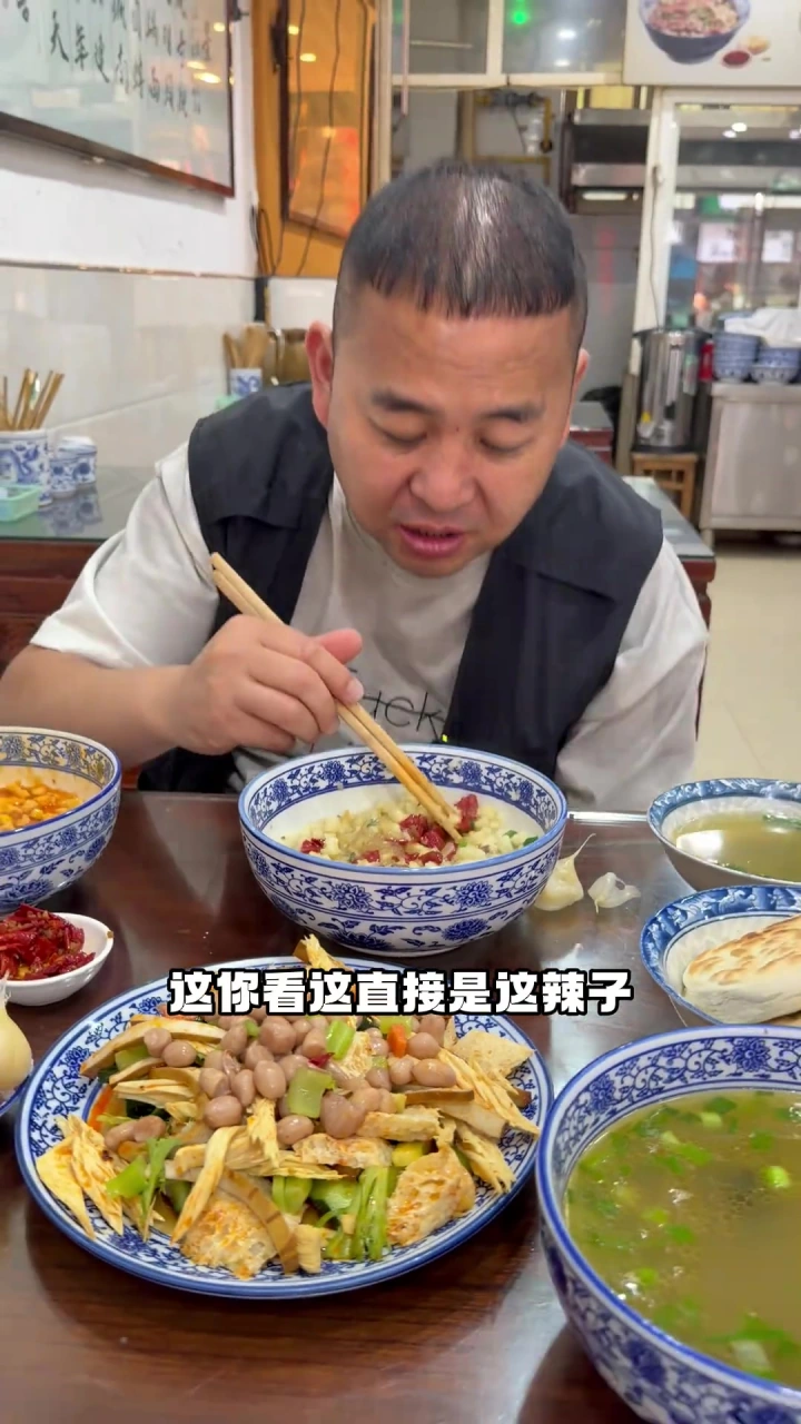 羊肉泡馍还得是陕西,肉一碰就烂了,一吃一个不吱声