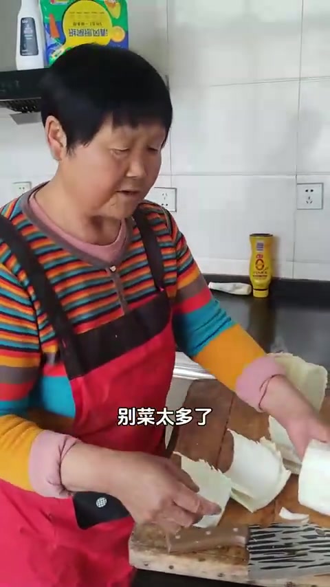 妈妈用白菜炖鲅鱼,做法简单纯粹