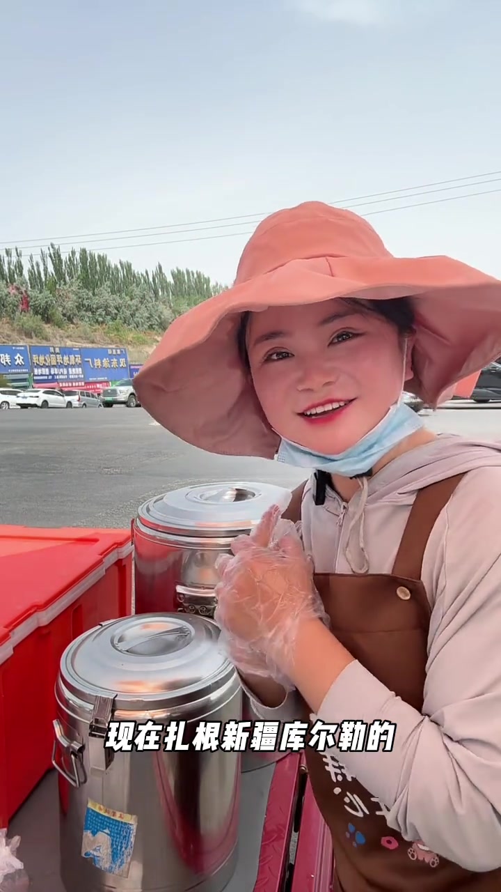 来来老乡,吃蒸面条啦!河南人在新疆库尔勒摆摊