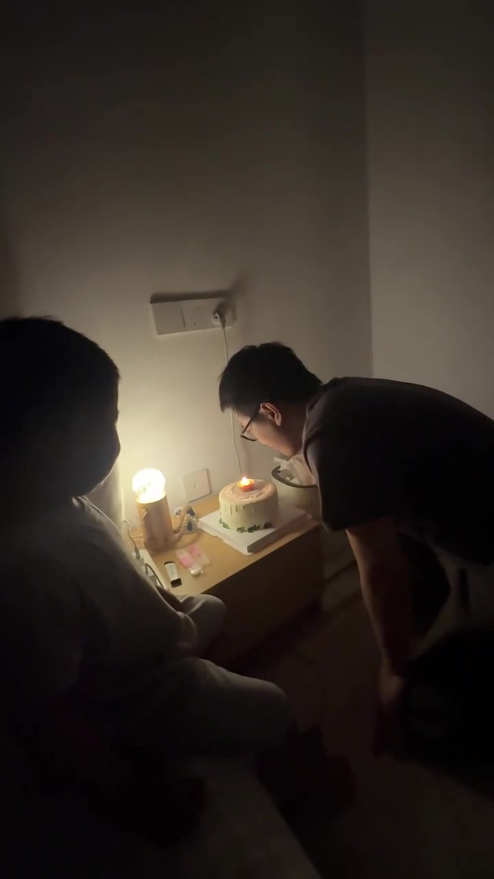 四岁儿熬夜等爸,端蛋糕送生日惊喜