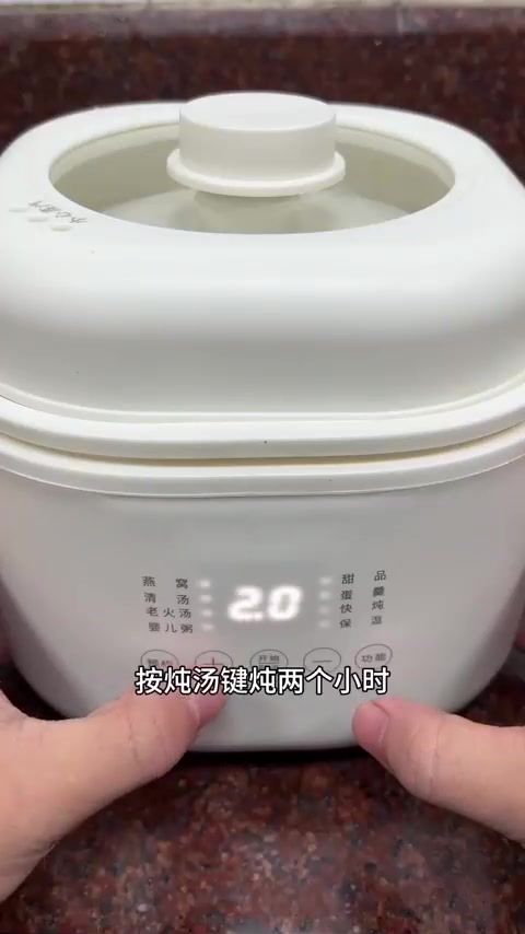 山药莲子炖排骨汤,汤鲜味美,莲子粉糯,真好吃
