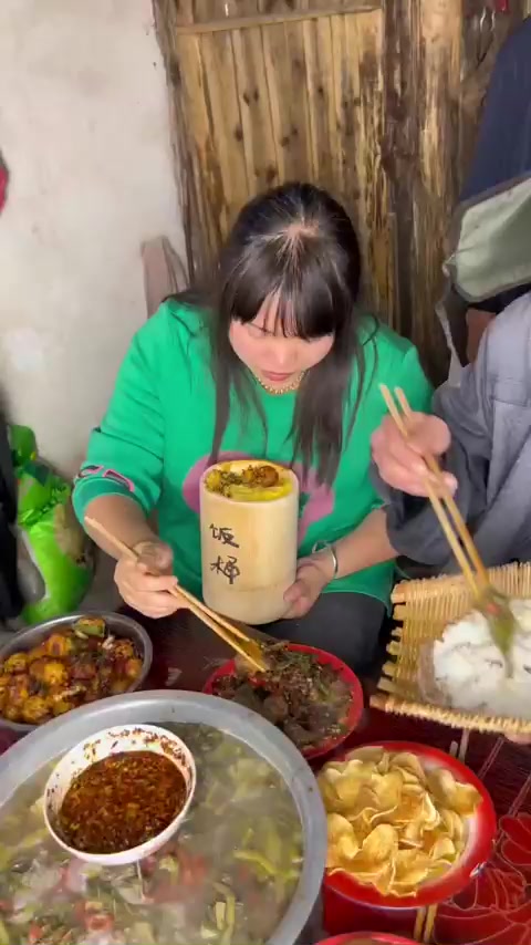我喜欢吃贵州腊肉,老者喊我吃酸菜,毕节青菜酸很安逸