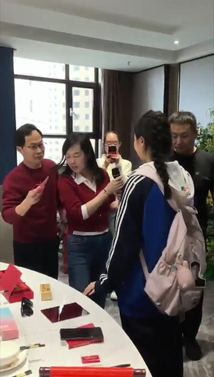 我的十八岁生日快乐「蛋糕」「蛋糕」「蛋糕」愿你健康幸福,平安顺遂,所行皆坦途,所求皆如愿