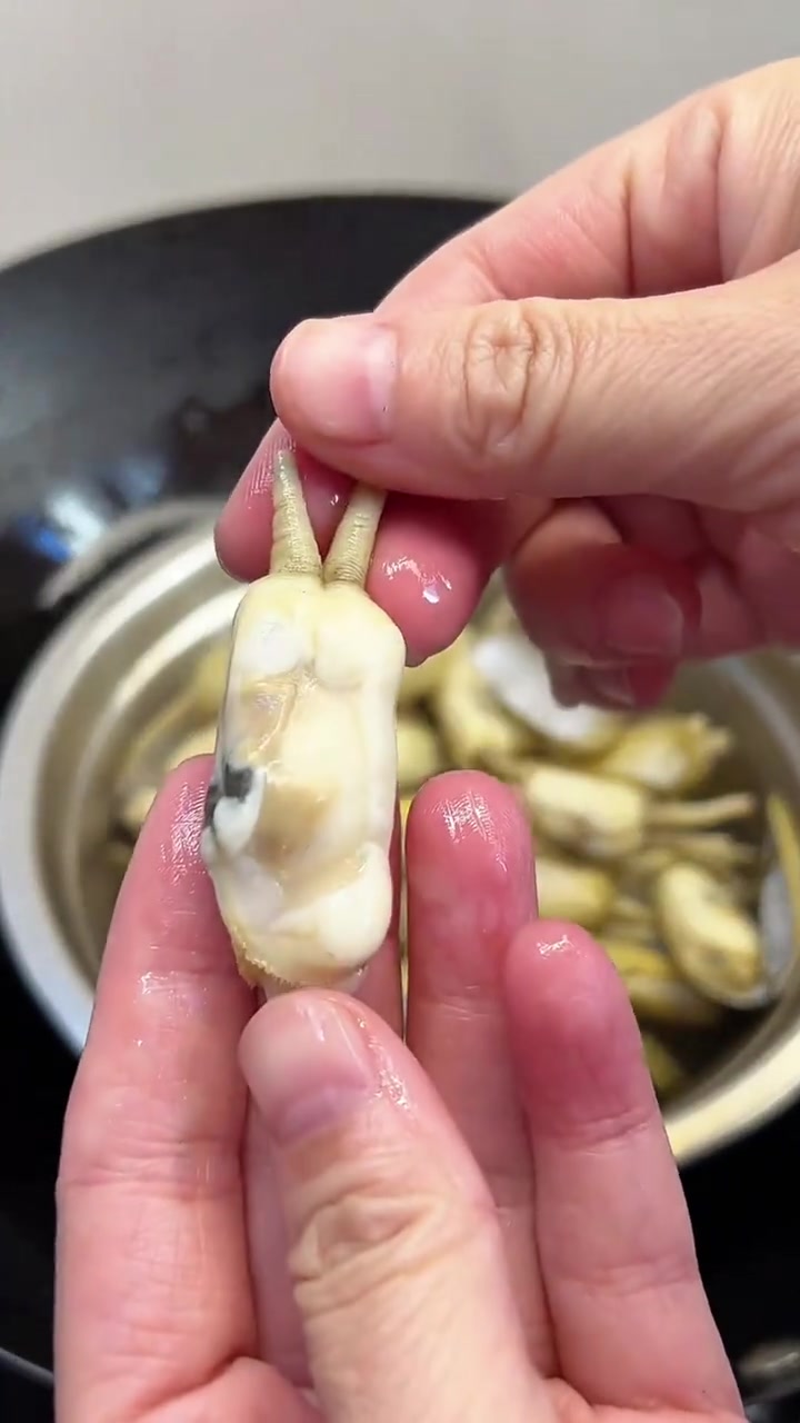 青岛海边人的家常菜，鲜香葱油蛏子