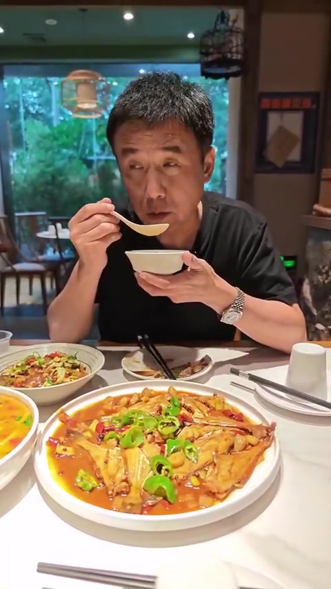 打卡政六街上一家好吃的红烧扒皮鱼