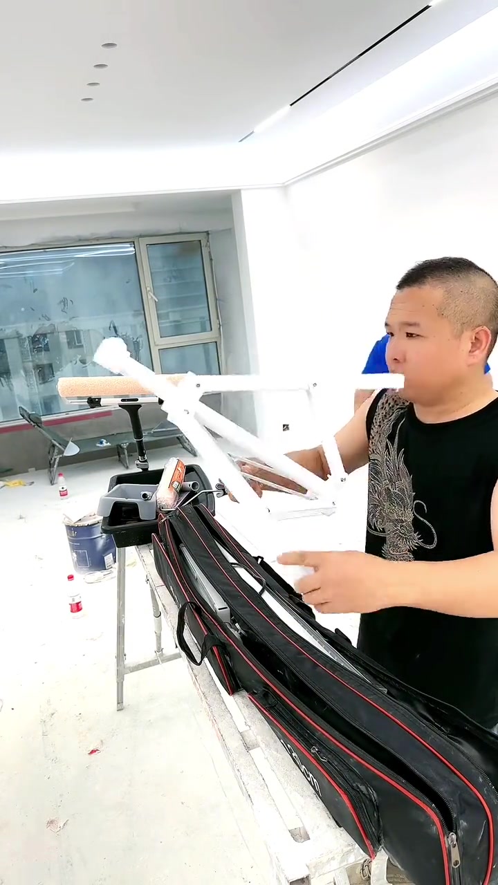满屋乳胶漆汝窑色滚涂前准备