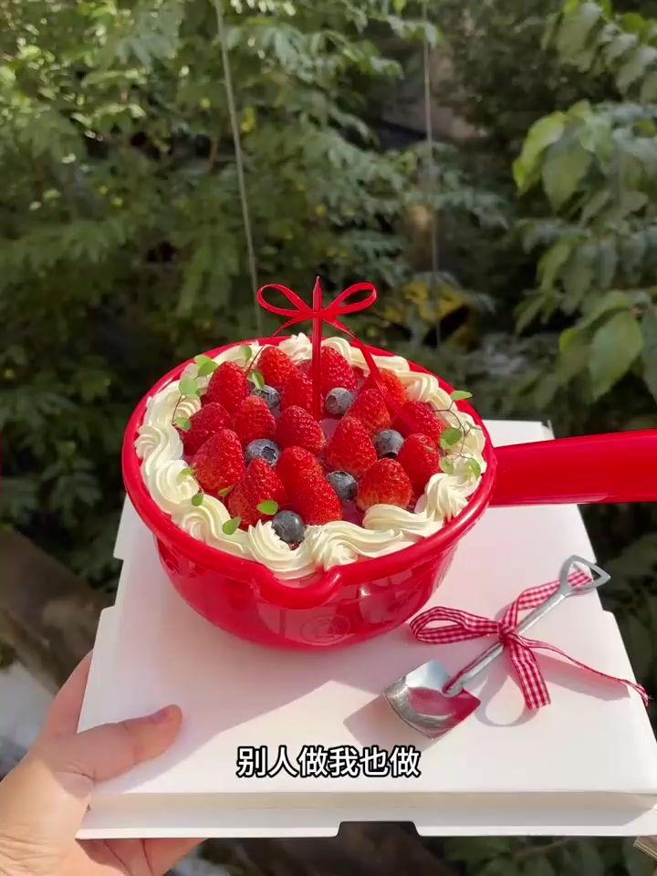 一夜之间都在做了，冬天的第一个草莓蛋糕，我滴妈耶，太难了！