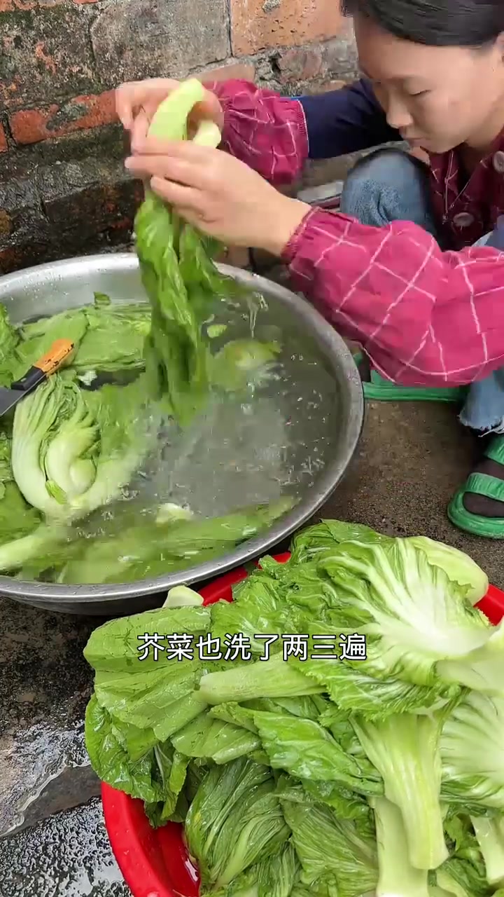 今天做瓶子酸菜,配螺蛳粉和鸭爪