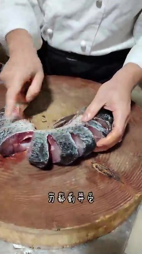 如果红烧红闷鲤鱼吃够了不如试试家常鲤鱼炖豆腐,又香又入味!