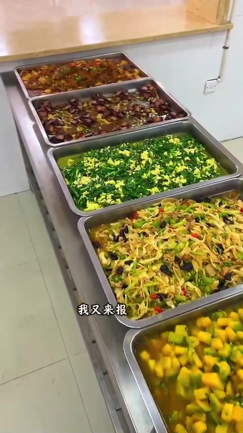 食堂员工餐开饭啦，报菜名：红烧鱼焖豆腐等