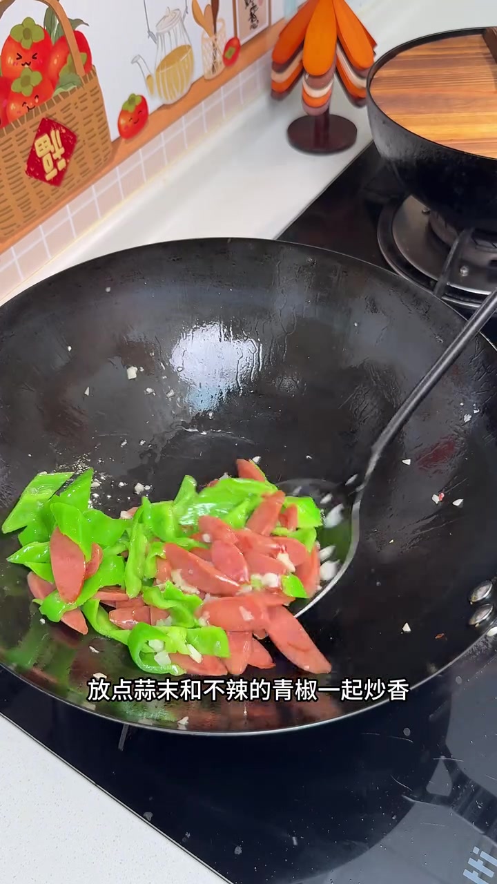 今天做个小朋友特别爱吃的青椒火腿炒鸡蛋，做法虽然简单家常，但是特别的好吃下饭。#青椒炒鸡蛋