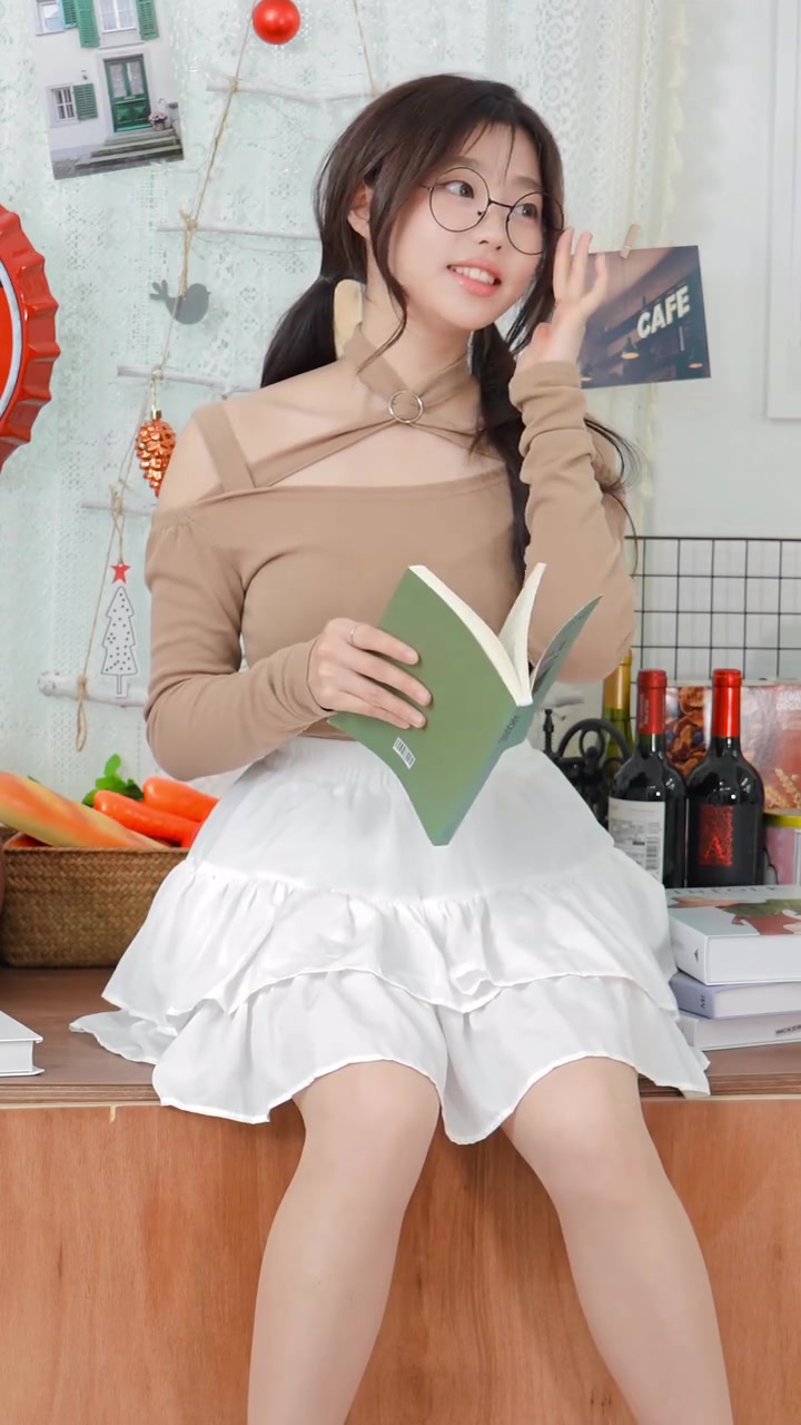 Ji Ho小姐姐的可爱眼镜蛋糕裙高跟鞋穿搭