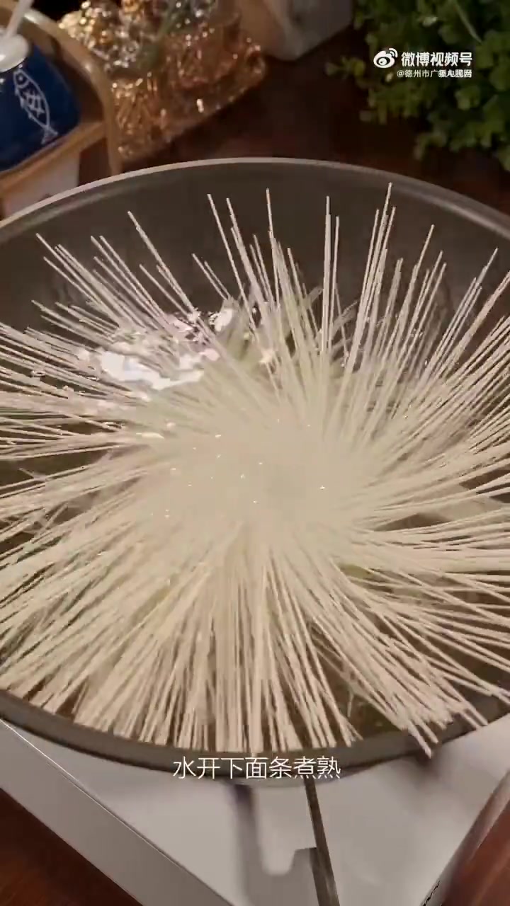 「#酸汤面教程一学就会#」酸爽开胃，简单几步做一碗酸汤面吧！好吃到连汤都不剩。新华社