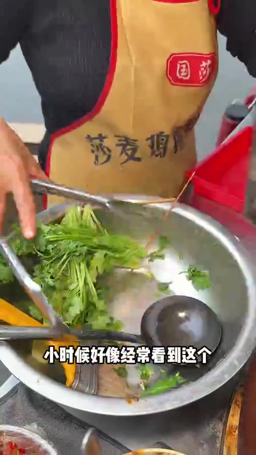 重庆路边摊御膳坛子鸡5块一个，这吃法好少见
