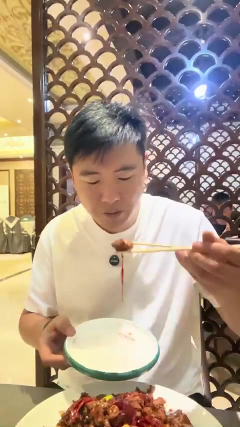新疆美食攻略柴窝铺辣子鸡，怪折腾的，好在吃到了辣子鸡！