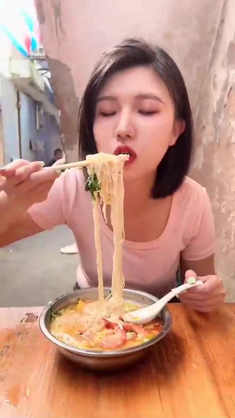 流心蛋伊面汤,本地人才知道的小巷早餐