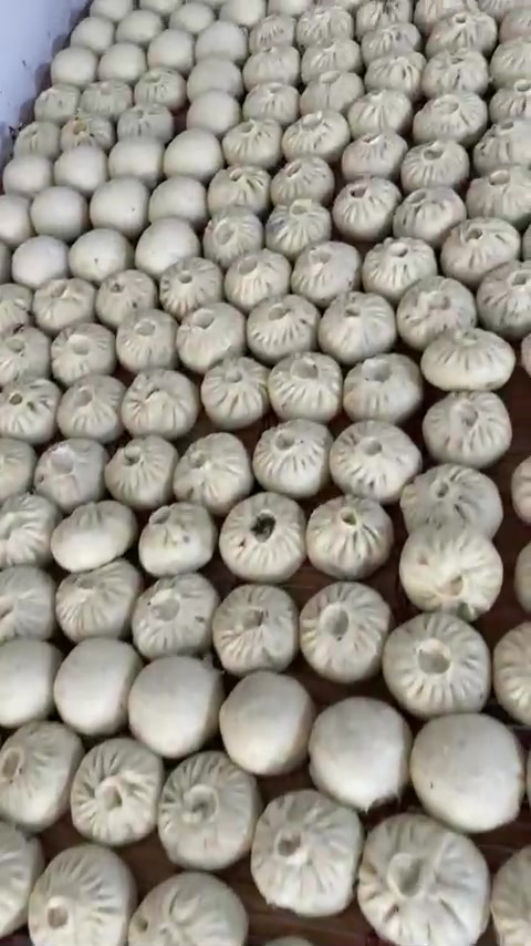 这才是包子的本色，无泡打粉，无增白剂，草锅蒸的馒头你能吃几个