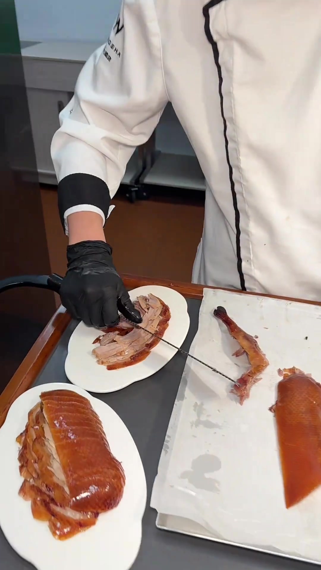 北京烤鸭胸腿摆盘，颜值高肉质嫩，外脆里嫩香气浓郁