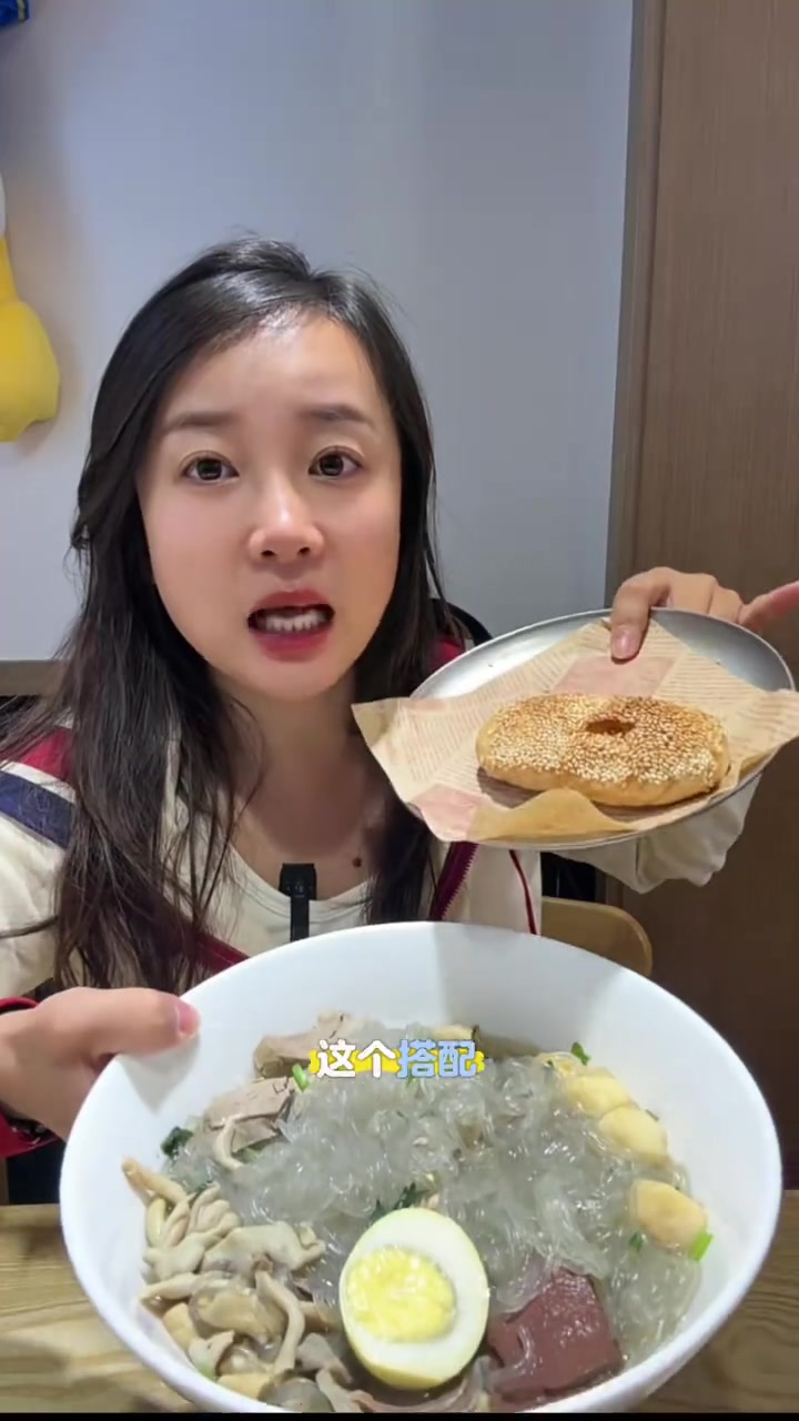新街口5.8元吃鸭血粉丝汤，半个卤蛋加一个饼，南京