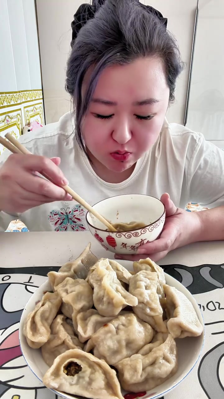 芹菜猪肉大蒸饺!#妈呀太香了 #东北家常菜 #家常饭菜 #蒸饺