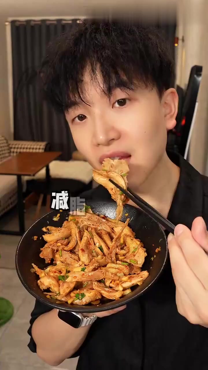 减脂期鸡腿肉神仙吃法！低卡蒜香手撕鸡做法简单好吃又香