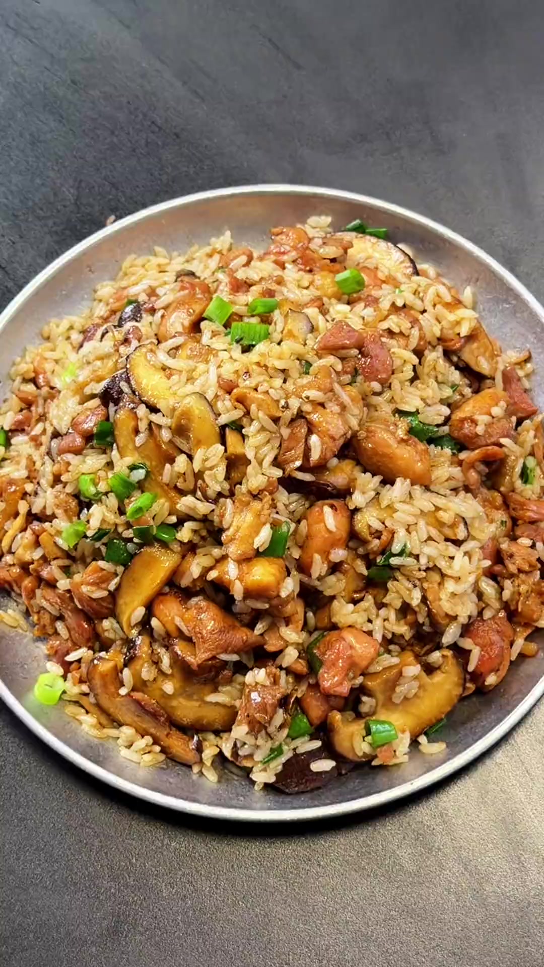 香菇鸡腿饭 男人会做饭，帅过彭于晏～#香菇鸡腿饭 #炒饭的神仙做法 #家常菜 #美食教程