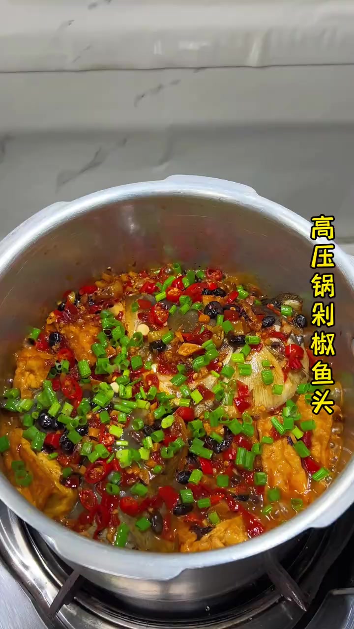 让你看看不加一滴水，用高压锅3分钟搞定的剁椒鱼头有多省时有多香，汤汁拌饭都能连吃三碗！