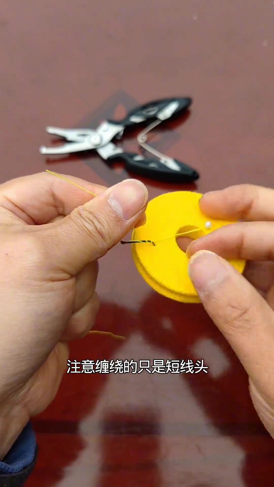 钓鱼小技巧，自制绑鱼钩神器！