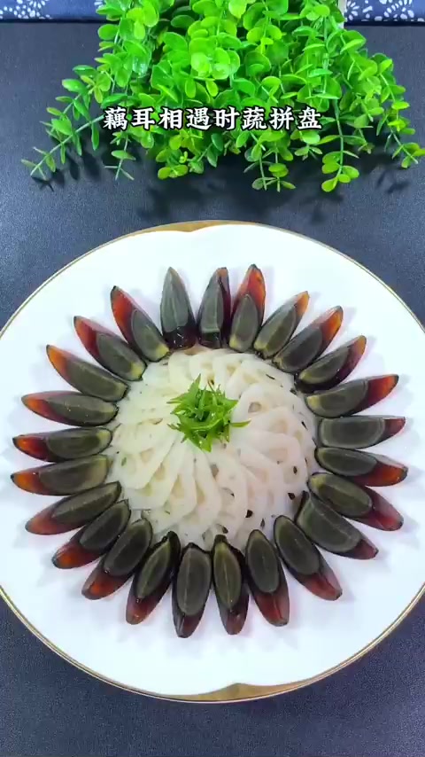 莲藕搭配猪耳朵皮蛋，做开胃解腻的健康美食