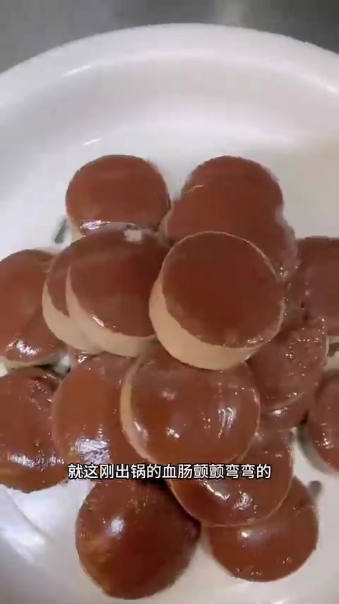 东北人懂的快乐:酸菜锅加血肠五花肉配蒜酱,绝了