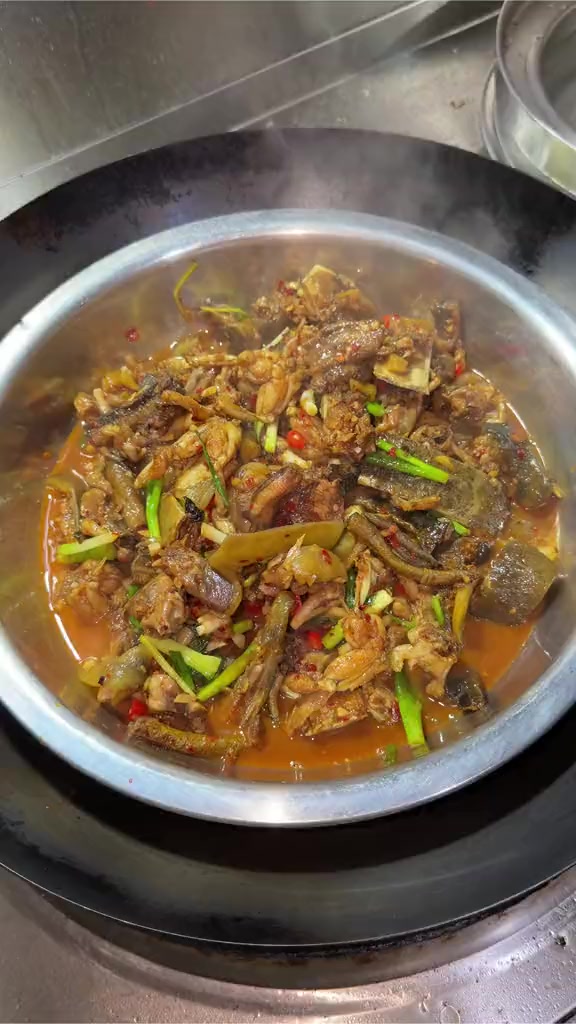 给这道菜取个名字吧，由甲鱼、土黄鳝、田鸡一起烹制出的美食。汤鲜味美，吃过一次就让人难忘的味