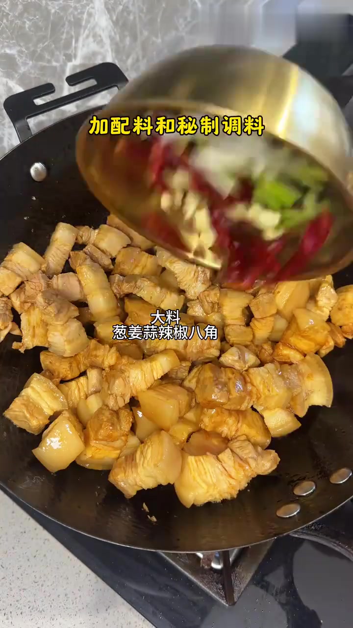 红烧肉搭配大米饭，一个字！太香了！