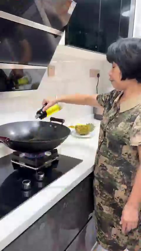 菠萝季,婆婆做泰式咖喱菠萝炒饭,简单好吃,一起来试试!