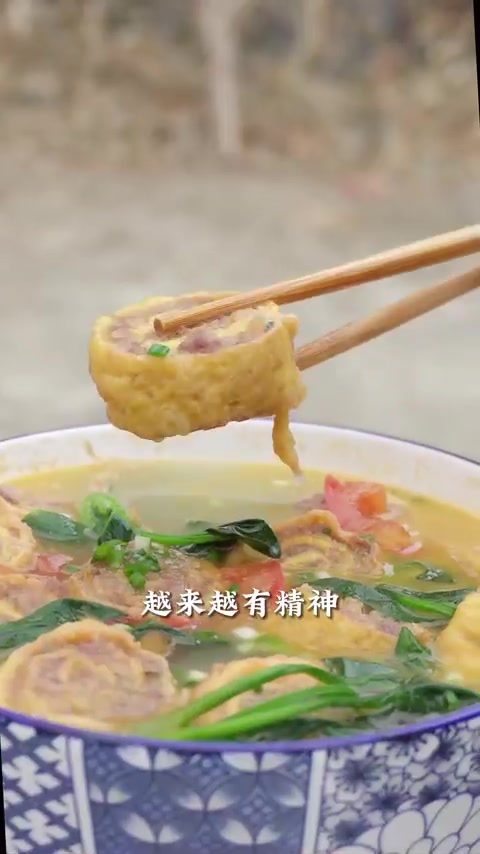 大师推荐的蛋卷菠菜汤，营养美味，这么大碗一口干完也没负担！