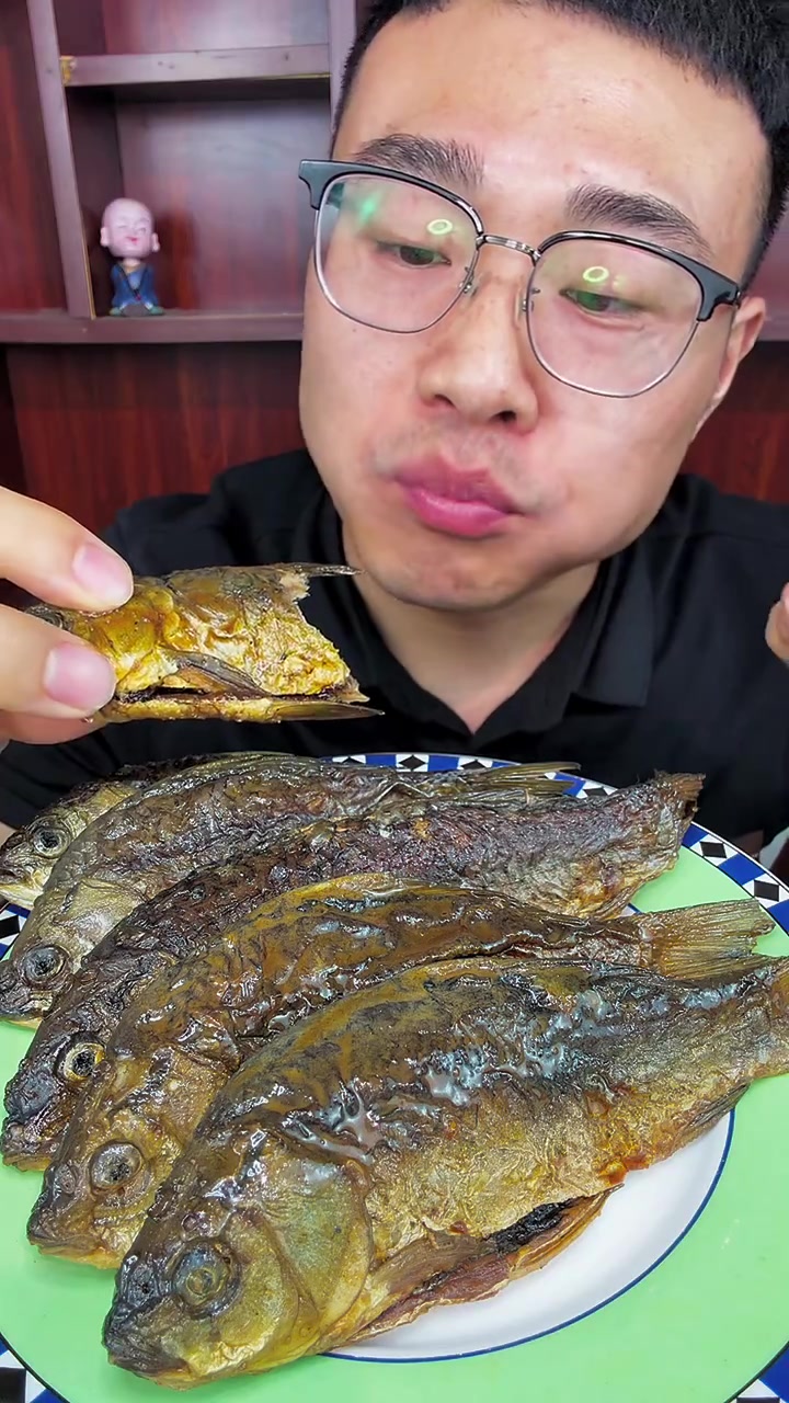 手抓小鲫鱼，骨酥肉烂