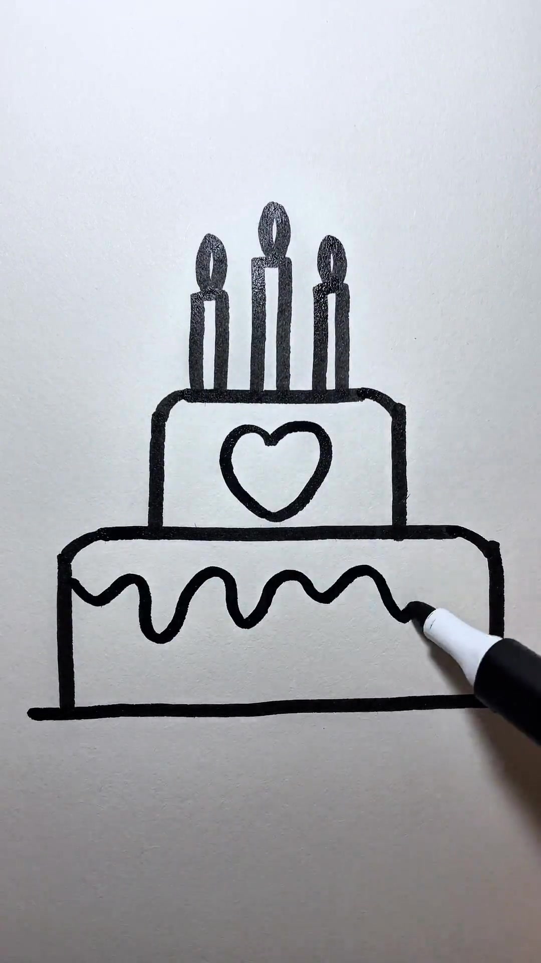 爸爸和妈妈画的生日蛋糕，大家喜欢谁画的蛋糕呢