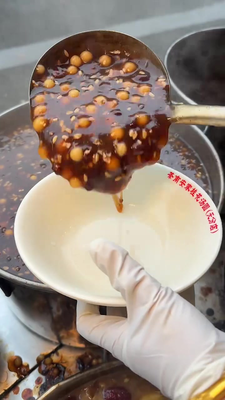 南京特色桂花赤豆元宵！九块一碗口感丝滑好好吃！#美食 #路边摊 #桂花元宵