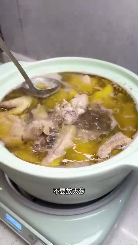 婆婆用5斤老母鸡炖羊肚菌鸡汤，满屋飘香！鸡肉脱骨汤鲜全家爱