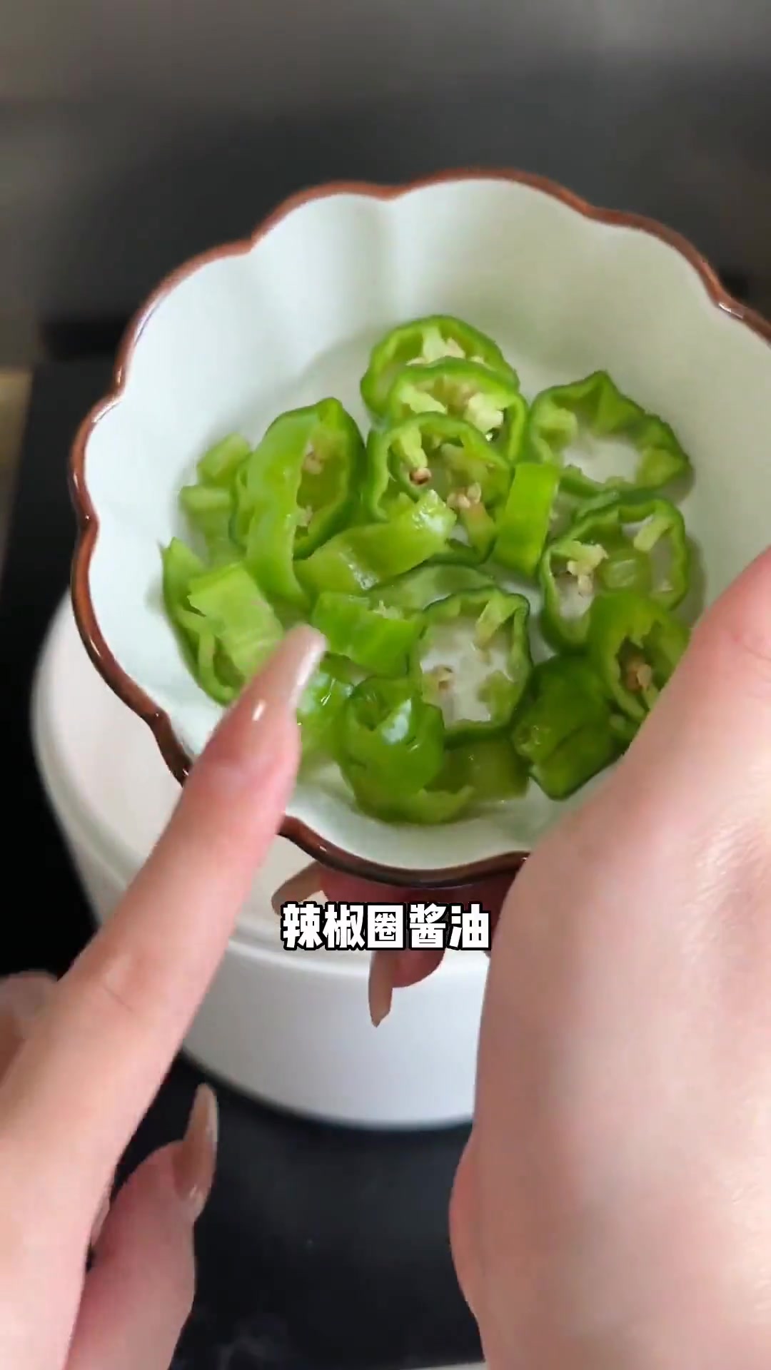 存钱买房时,泡沫箱肠粉但凡有点肉我都不吃