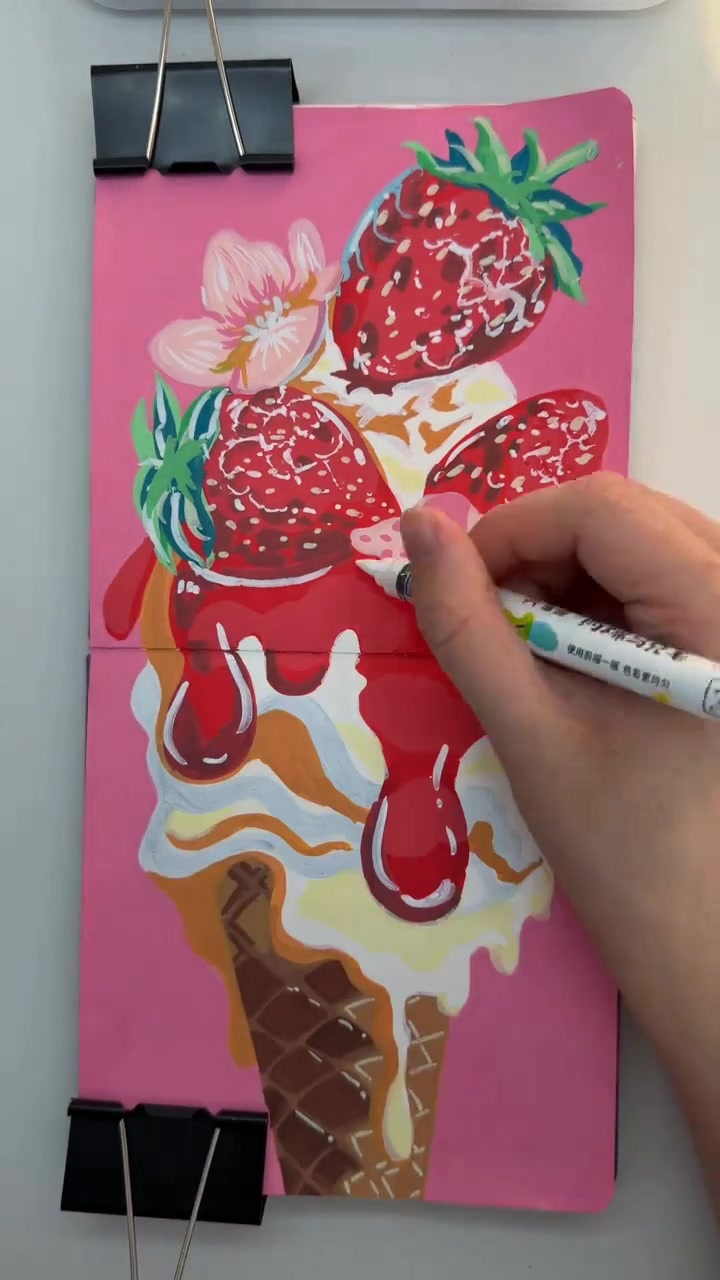 翻翻乐手绘草莓冰激凌,一起画画吧