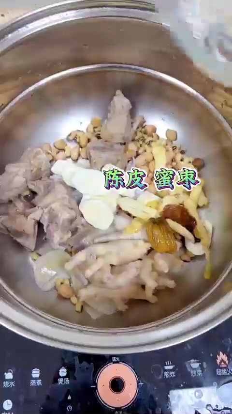 四季适合的广式靓汤：眉豆花生鸡脚墨鱼汤，适合全家调理！