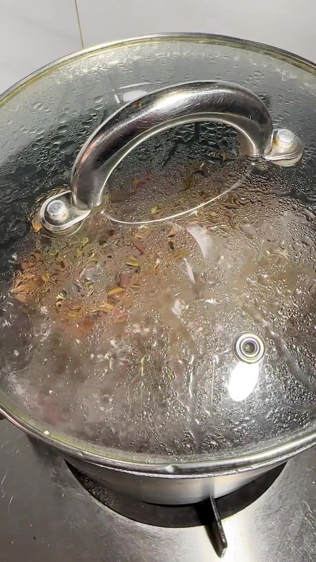 养生健康：夏日喝鸡骨草排骨汤，疏肝祛湿