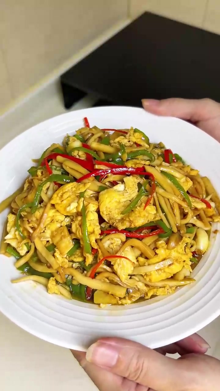 杏鲍菇炒鸡蛋鲜香滑嫩不油腻，这样炒太好吃了