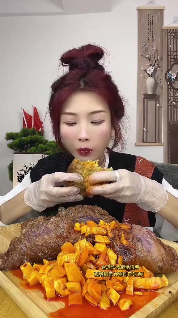 夜宵吃炸韭菜盒子，红油嫩笋中辣味道不错哦