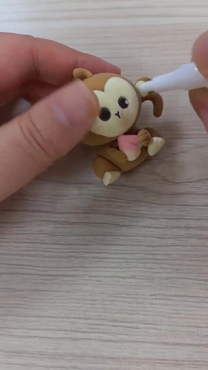 用超轻粘土做啃桃子的小猴子，亲子手工简单好上手