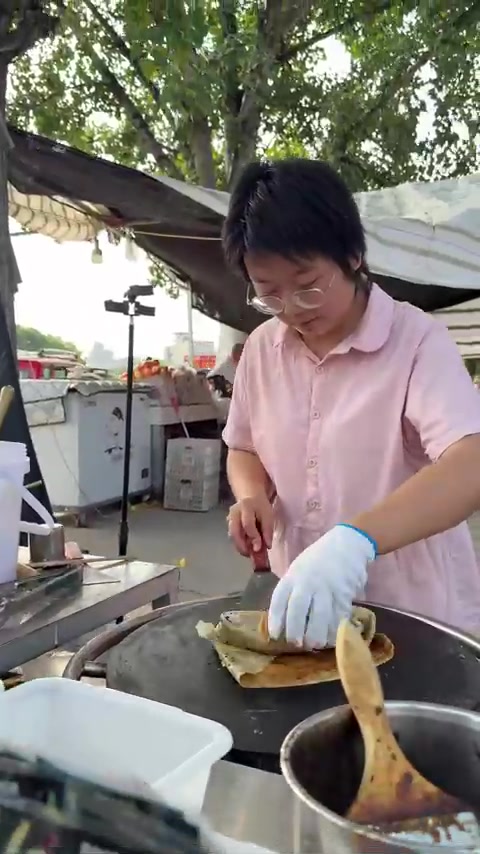 00后勇闯摆摊界,第一天摆摊卖煎饼果子赚了31元
